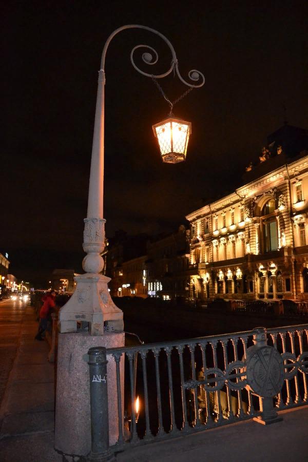 Конкурс фонари петербурга. Фонари на улицах Санкт-Петербурга. Питерские фонари. Уличный фонарь ночью. Красивые фонари.
